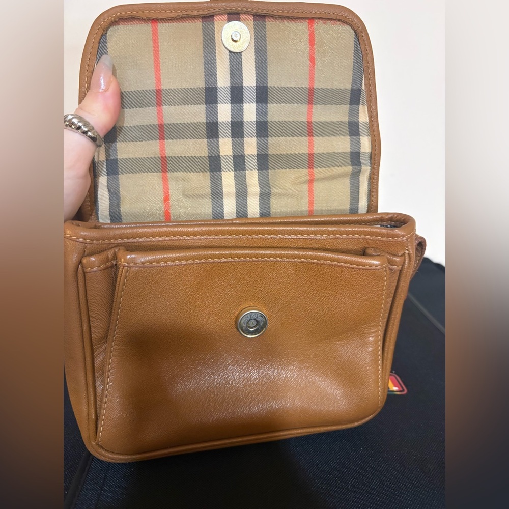 Burberrys Crossbody Bag‎ with Gold Details - Picture 3 of 14